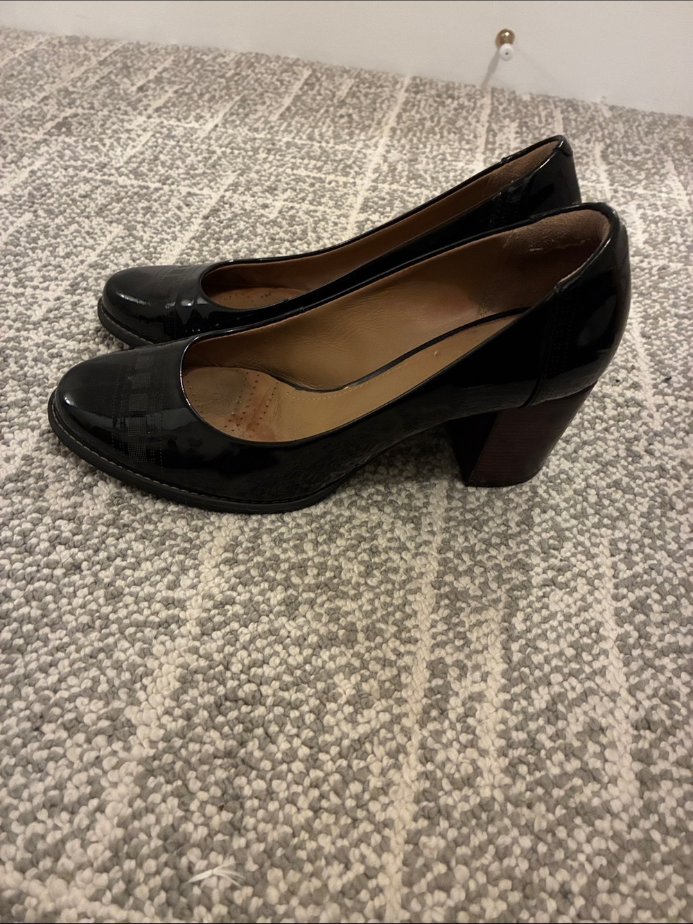Clarks Black Patent Round-Toe Block Heel Pumps Vintage 90’s